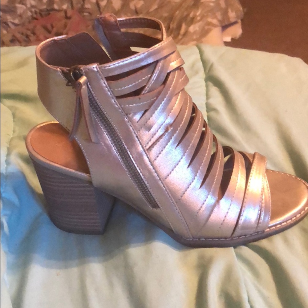 Elda Open Toe Heeled Pump Sandals. GOLD. 8.5W